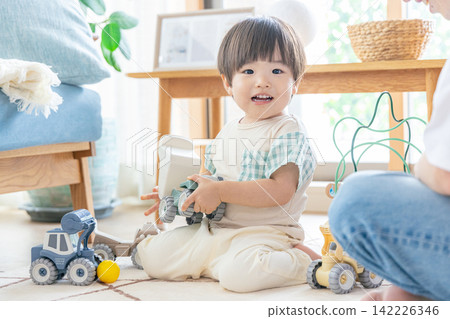嬰兒玩玩具 142226346