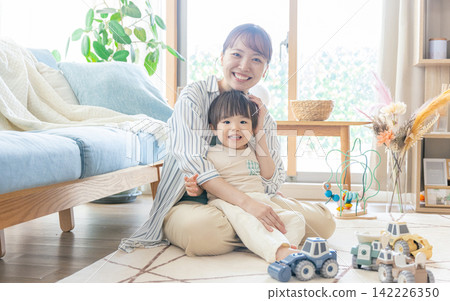 一位兩歲女孩和她的媽媽 142226350