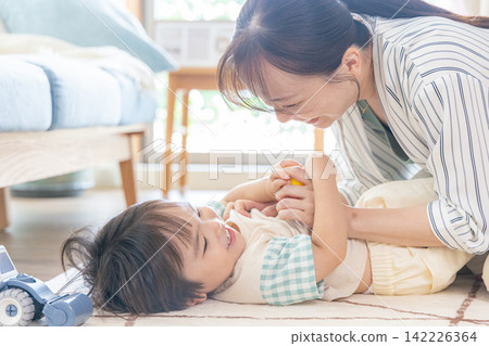 媽媽和孩子玩耍 142226364