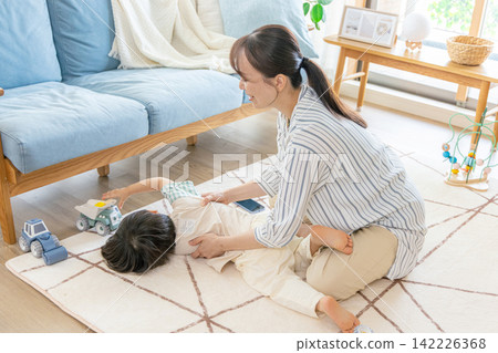 一個愛哭鬧的孩子和他們的母親 142226368