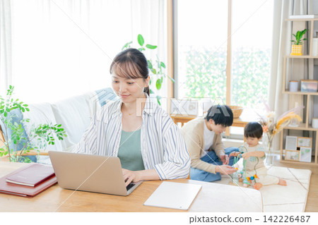 母親撫養孩子時遠程辦公 142226487