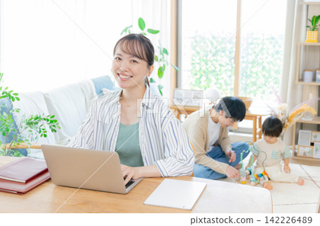 母親撫養孩子時遠程辦公 142226489