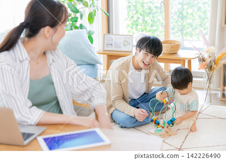 妻子在家工作時，照顧孩子的男性 142226490