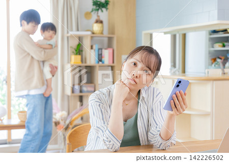 一邊照顧孩子一邊看智慧型手機的母親們 142226502
