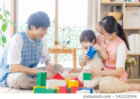 孩子們玩兒童保育 142226504