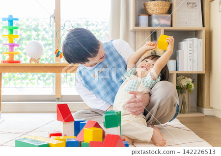 孩子和幼兒園老師玩積木 142226513
