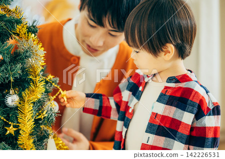 Families who decorate Christmas trees Families who decorate Christmas trees 142226531