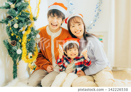 Families who decorate Christmas trees Families who decorate Christmas trees 142226538