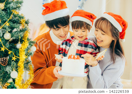 父母和孩子們正在舉辦聖誕派對 父母和孩子們正在舉辦聖誕派對 142226539