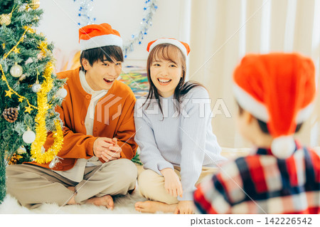 父母和孩子們正在舉辦聖誕派對 父母和孩子們正在舉辦聖誕派對 142226542