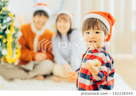 Parents and children having a Christmas party Parents and children having a Christmas party 142226543