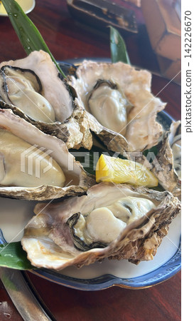 Fresh raw oysters Fresh raw oysters 142226670