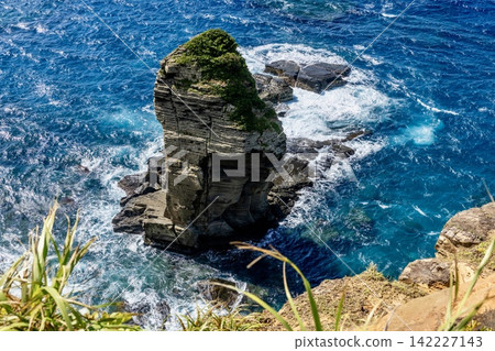 白色的波浪矗立在懸崖上 白色的波浪矗立在懸崖上 142227143