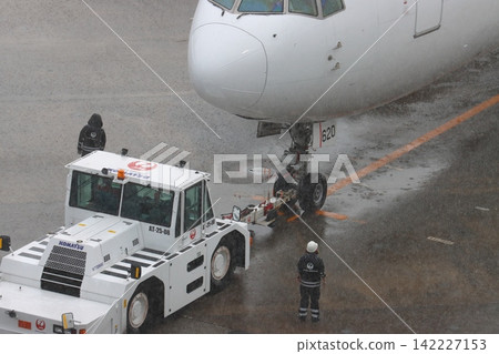 雨中推出:雨中飛機地面操作。 雨中推出:雨中飛機地面操作。 142227153