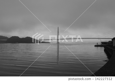 清晨的橋樑籠罩在霧氣之中。 清晨的橋樑籠罩在霧氣之中。 142227312
