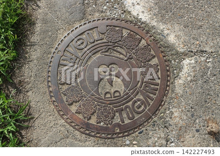 Manhole cover in Togari Onsen Manhole cover in Togari Onsen 142227493