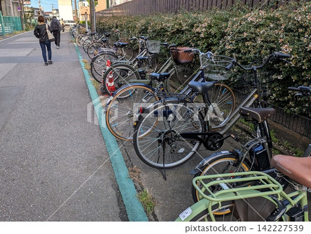 在車站前面的自行車停車場 在車站前面的自行車停車場 142227539