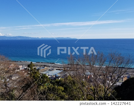Winter view from Kunozan (Suruga Bay and Izu Peninsula) Winter view from Kunozan (Suruga Bay and Izu Peninsula) 142227641