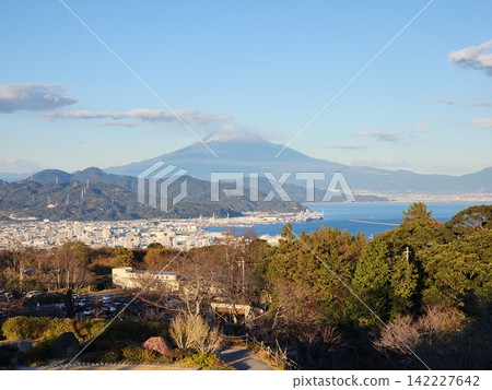 十二月從久野山看到的壯麗景色(富士山、清水港和駿河灣) 十二月從久野山看到的壯麗景色(富士山、清水港和駿河灣) 142227642