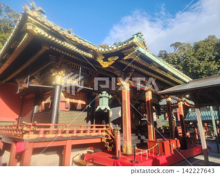 國寶久野山東照宮的主殿在冬日藍天的襯托下格外醒目。 142227643
