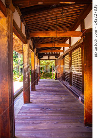 法海寺:藥師如來是女性崇拜的神靈,其祝福包括平安分娩、母乳哺育和受孕。 法海寺:藥師如來是女性崇拜的神靈,其祝福包括平安分娩、母乳哺育和受孕。 142227839