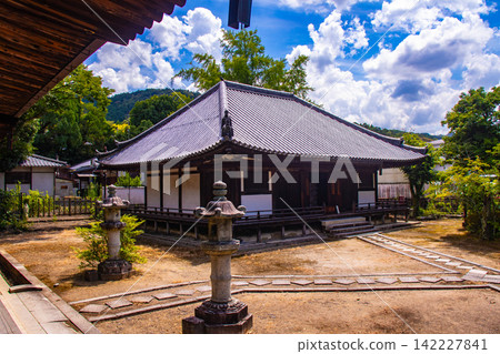 Hokaiji Temple: The blessings of Yakushi Nyorai, a deity revered by women, include safe childbirth, breastfeeding, and conception. Hokaiji Temple: The blessings of Yakushi Nyorai, a deity revered by women, include safe childbirth, breastfeeding, and conception. 142227841