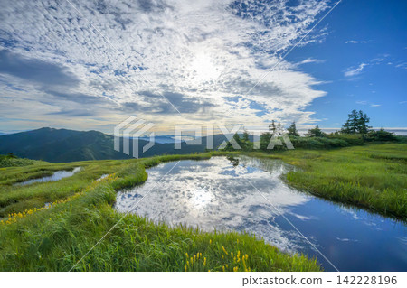 The vast high-altitude wetlands near the summit of Mount Aizu-Komagatake and the beautiful scenery of ponds reflecting the sky. 142228196