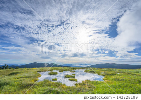 從中門山頂可以欣賞到壯觀的池塘和高山濕地景色，倒映著夏日的藍天。 142228199