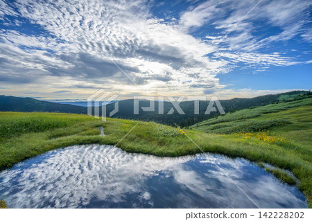 The vast high-altitude wetlands near the summit of Mount Aizu-Komagatake and the beautiful scenery of ponds reflecting the sky. The vast high-altitude wetlands near the summit of Mount Aizu-Komagatake and the beautiful scenery of ponds reflecting the sky. 142228202