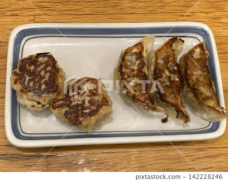 Fried shumai and fried dumplings Fried shumai and fried dumplings 142228246