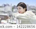 一位女子在藍天下享受著自由：一種積極的生活方式 142228656