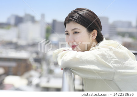 一位女子在藍天下享受著自由:一種積極的生活方式 一位女子在藍天下享受著自由:一種積極的生活方式 142228656