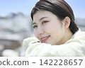 一位女子在藍天下享受著自由：一種積極的生活方式 142228657