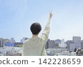 一位女子的背影，她伸出手指向藍天：希望與未來 142228659