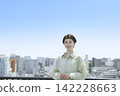 一位女子在藍天下享受著自由的感覺：自由與清爽 142228663