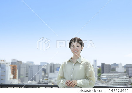 一位女子在藍天下享受著自由的感覺:自由與清爽 一位女子在藍天下享受著自由的感覺:自由與清爽 142228663