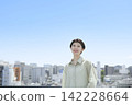 一位女子在藍天下享受著自由的感覺：自由與清爽 142228664