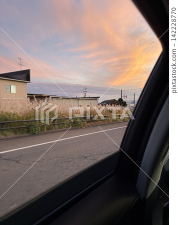 秋日的夕陽和從車窗望出去的蒲葦草。 秋日的夕陽和從車窗望出去的蒲葦草。 142228770