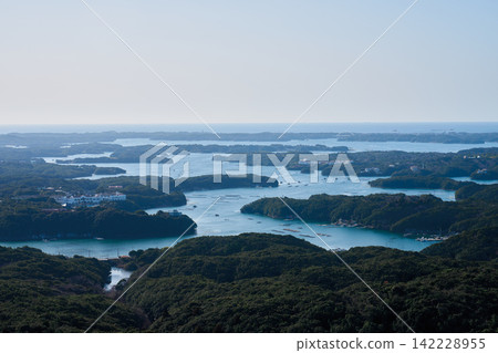 從三重縣志摩市的觀景台上可以欣賞到峽灣海岸和許多島嶼的景色。 從三重縣志摩市的觀景台上可以欣賞到峽灣海岸和許多島嶼的景色。 142228955