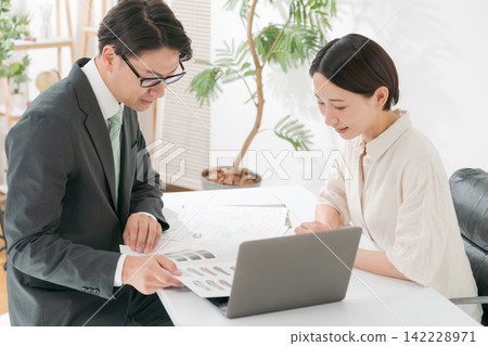 服務客戶的商業人士 142228971