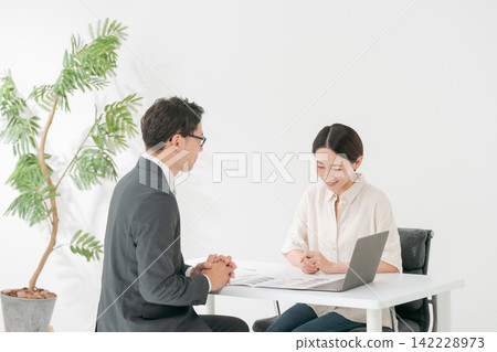 Business people who serve customers Business people who serve customers 142228973