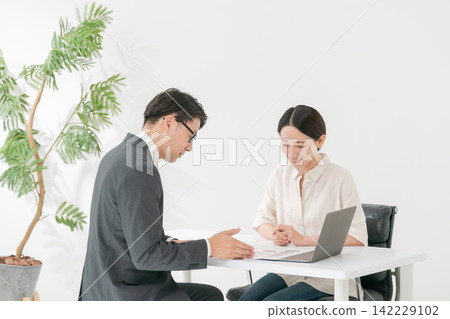 服務客戶的商業人士 服務客戶的商業人士 142229102