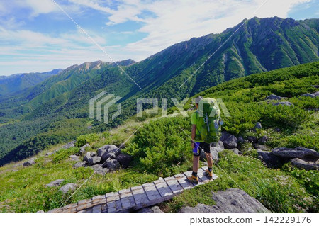 登山者從雲野平眺望赤牛岳和翠翔岳 登山者從雲野平眺望赤牛岳和翠翔岳 142229176