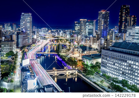 大阪府堂島和中之島的夜景(朝向中之島公園) 大阪府堂島和中之島的夜景(朝向中之島公園) 142229178