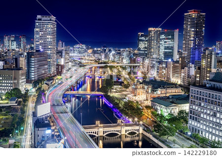 大阪府堂島和中之島的夜景(朝向中之島公園) 大阪府堂島和中之島的夜景(朝向中之島公園) 142229180