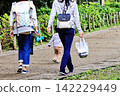 一位家長帶著孩子在東高金森林公園散步（從後面拍攝） 142229449