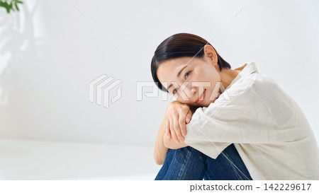 放鬆的中年女性。美容、身體保養、保養、化妝品、彩妝、美女、美肌、笑容、服飾 放鬆的中年女性。美容、身體保養、保養、化妝品、彩妝、美女、美肌、笑容、服飾 142229617