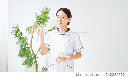 一位身穿白大褂的女士正在說話。護理師、護理員、訪談、檢查、醫療、諮詢、訪談、病史採集、指導、解釋、醫療辦公室工作。 142229632