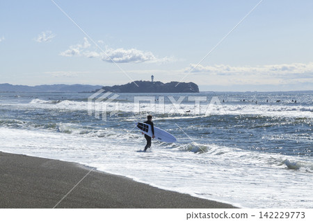 湘南辻堂海灘:衝浪者前往大海和江之島 湘南辻堂海灘:衝浪者前往大海和江之島 142229773