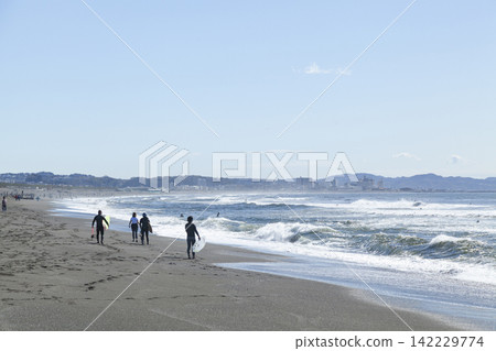 人們在湘南辻堂海灘的沙灘上散步 人們在湘南辻堂海灘的沙灘上散步 142229774